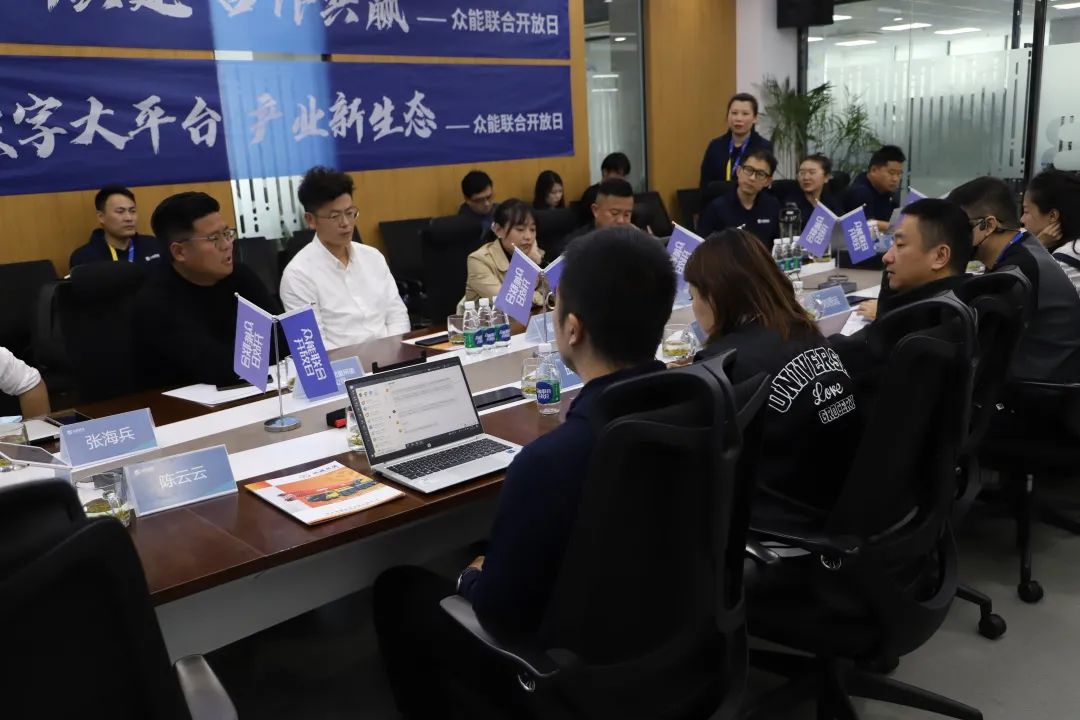 積極解答商戶問(wèn)題.jpg